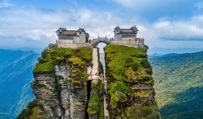  Ngôi đền đôi trên chóp đá chẻ đôi được xây dựng trên núi Phạm Tịnh (Fanjingshan) tỉnh Quý Châu, Trung Quốc. Chóp đá chẻ tự nhiên này có tên gọi là Hồng Vân Kim Đỉnh (nghĩa là đỉnh núi vàng mây đỏ).