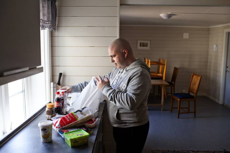 Để làm việc tại nhà tù Bastoy, người lính gác phải trải qua 3 năm rèn luyện các kỹ năng như một nhân viên xã hội thay vì chỉ đơn giản là sĩ quan nhà giam cứng nhắc.