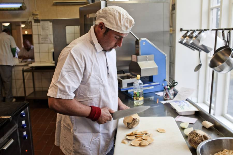 Ý tưởng của đảo tù Bastoy không phải là trừng phạt mà là thay đổi bản chất con người trong họ. Ông Arne Kvernvik Nilsen, quản lý nhà tù, cho hay: “Hình phạt không tồn tại nơi đây, mọi hoạt động đều cố gắng khơi dậy phần người ở mỗi tù nhân”.