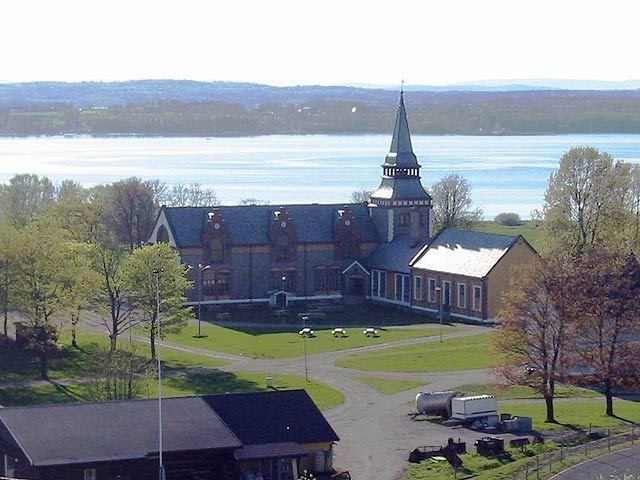 Nhà tù Bastoy tọa lạc trên một hòn đảo Bastoy, ngoài khơi bờ biển Oslo, Na Uy, cách đất liền chỉ khoảng 2,4 km. Để đến được đây, con đường duy nhất là đường thủy.