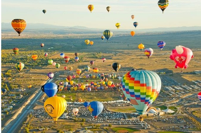 Đây là một trong những lễ hội mùa thu hấp dẫn nhất trên thế giới, thu hút hơn 500.000 người tham gia. Ngoài được ngắm nhìn bữa tiệc khinh khí cầu đầy màu sắc, du khách còn được thưởng thức nhiều buổi hòa nhạc thú vị, khám phá văn hóa ẩm thực đặc sắc.