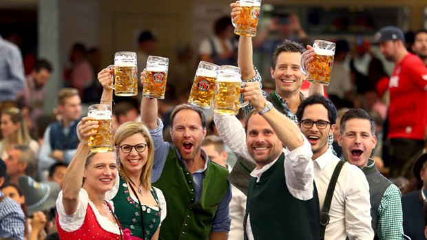 Lễ hội bia ở Oktoberfest - Đức: Sự kiện này là thiên đường cho những người yêu thích văn hóa Đức và bia. Lễ hội được tổ chức từ cuối tháng 9 đến đầu tháng 10 hàng năm ở Munich và được coi là lễ hội bia lớn nhất hành tinh.