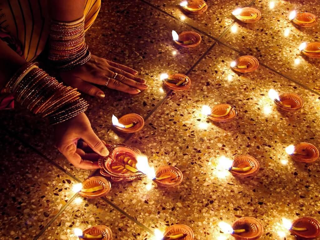 Lễ hội Diwali, Ấn Độ: Với người dân, Diwali là dịp để họ bày tỏ lòng tôn kính với nữ thần Lakshmi – nữ thần mang lại hạnh phúc, thịnh vượng và sắc đẹp.