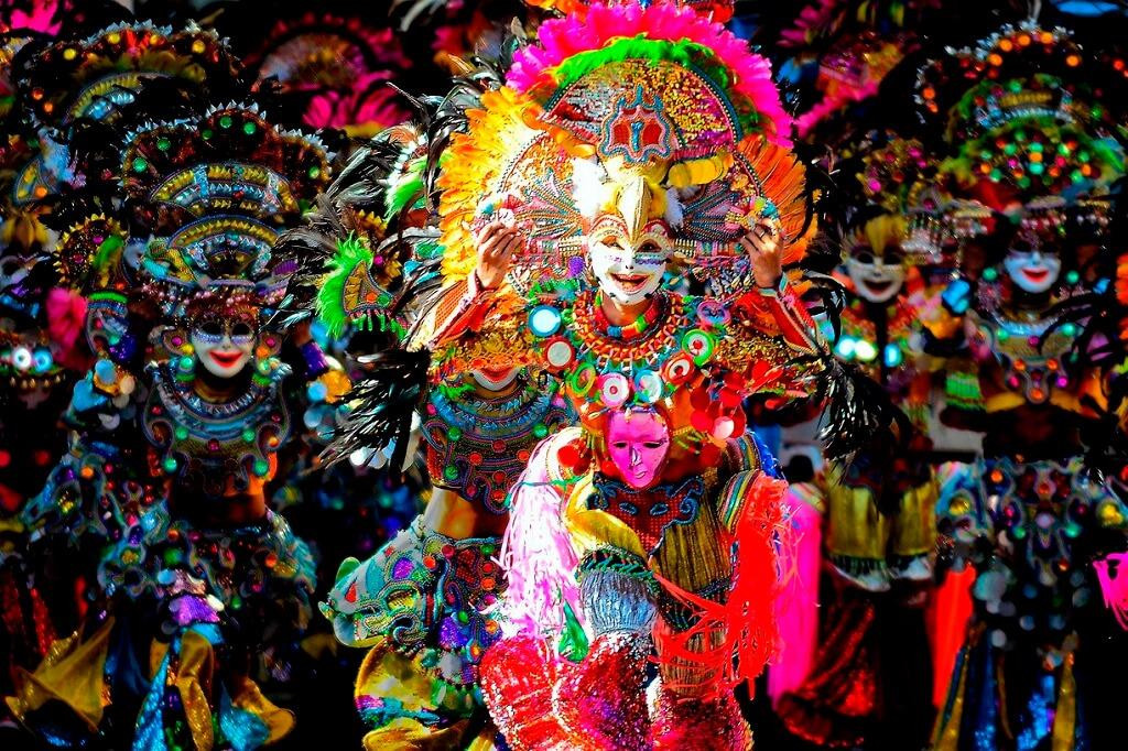 Lễ hội MassKara (Philippines). Đây là lễ hội của những nụ cười, được tổ chức từ ngày 18/10 tại thành phố Bacolod, đảo Nergros, Philippines. Lễ hội MassKara ra đời như một lời tuyên bố rằng, người dân Bacolod dù trong hoàn cảnh khó khăn nào cũng sẽ vượt qua và đứng dậy.