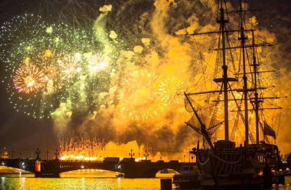 Vào Đêm Trắng, tất cả phương tiện công cộng, viện bảo tàng sẽ hoạt động suốt đêm, các thư viện có tổ chức nhiều sự kiện đặc biệt, những màn trình diễn được tổ chức tại khắp các con đường trong thành phố.