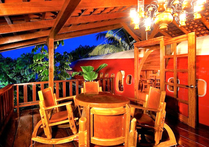 Bên trong máy bay có hai phòng ngủ được trang bị điều hòa và phòng tắm.