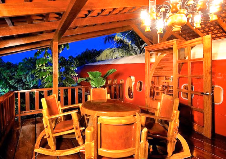 Đột nhập khách sạn trong máy bay Boeing giữa rừng rậm - Hình 6 Dot nhap khach san trong may bay Boeing giua rung ram-Hinh-6