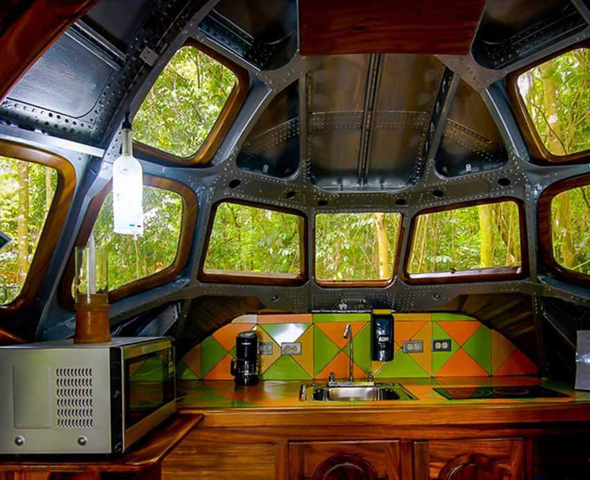 Phòng lái của các phi công được thiết kế thành một gian bếp nhỏ. Ảnh: IT.