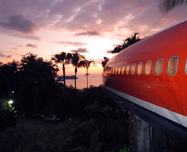 Đột nhập khách sạn trong máy bay Boeing giữa rừng rậm - Hình 9 Dot nhap khach san trong may bay Boeing giua rung ram-Hinh-9