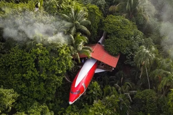 Đột nhập khách sạn trong máy bay Boeing giữa rừng rậm Dot nhap khach san trong may bay Boeing giua rung ram