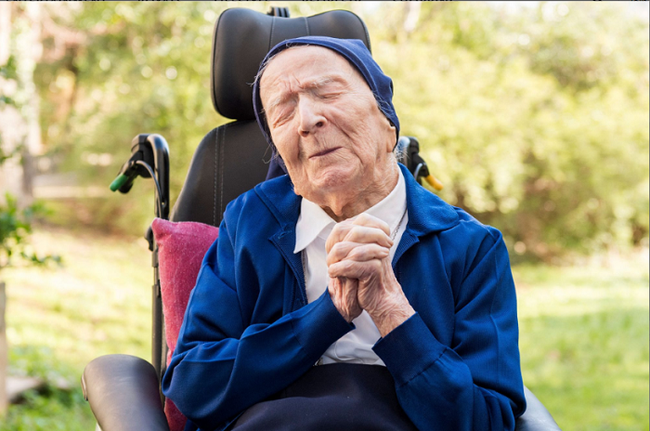 Cu ba cao tuoi nhat the gioi thich chocolate va ruou