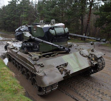 Hệ thống pháo phòng không tự hành Gepard do Krauss-Maffei Wegmann thiết kế trên khung gầm xe tăng Leopard 1 vào cuối những năm 1960 và chính thức làm nhiệm vụ trực chiến từ nửa sau thập niên 1970, cho đến nay đã có khá nhiều gói nâng cấp được tiến hành.