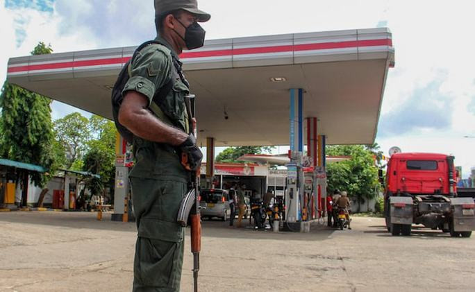 Xep hang cho do xang suot 5 ngay, tai xe tu vong trong xe