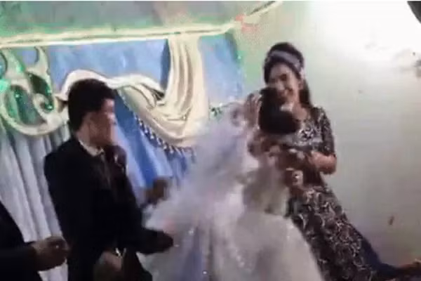 Chu re cuc suc danh co dau tai tiec cuoi gay phan no