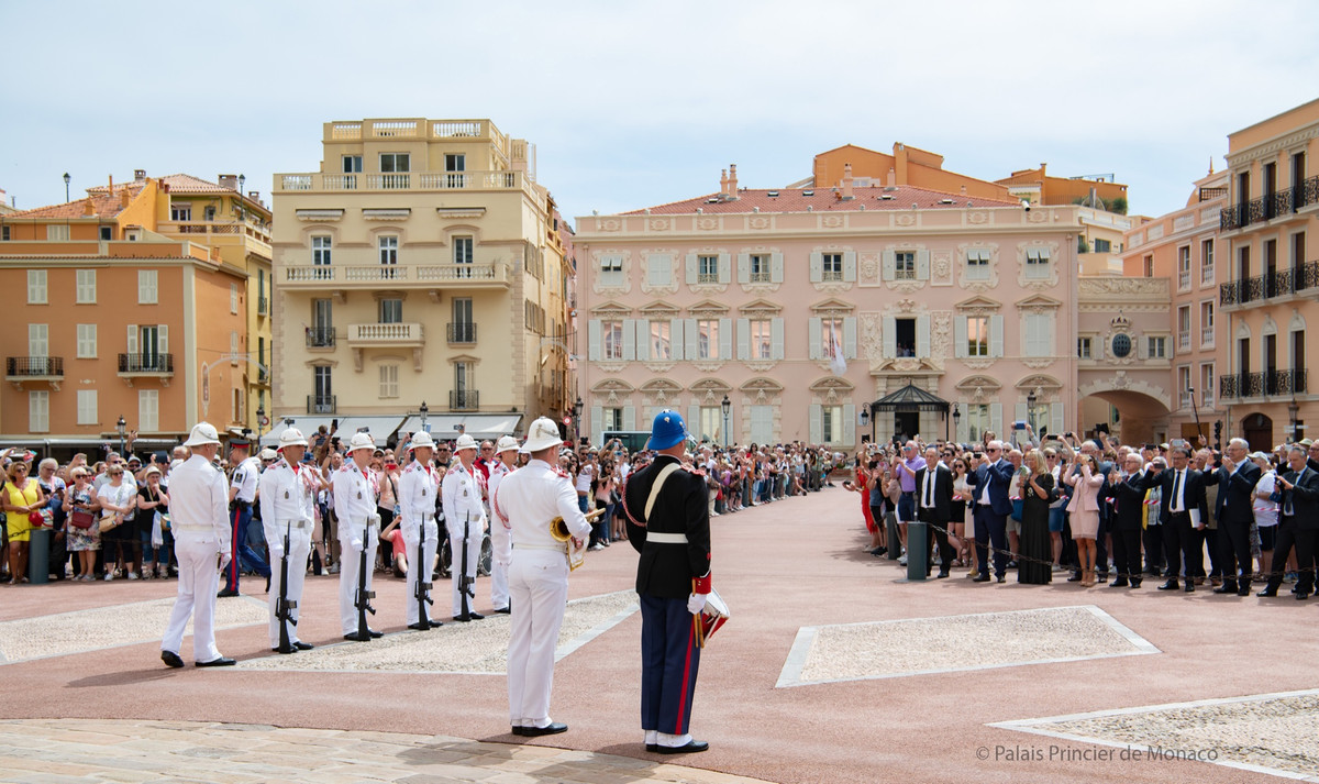 Tiền thân của đội cận vệ Hoàng gia Monaco không ai khác là những người lính Thuỵ Sỹ canh gác Vatican.
