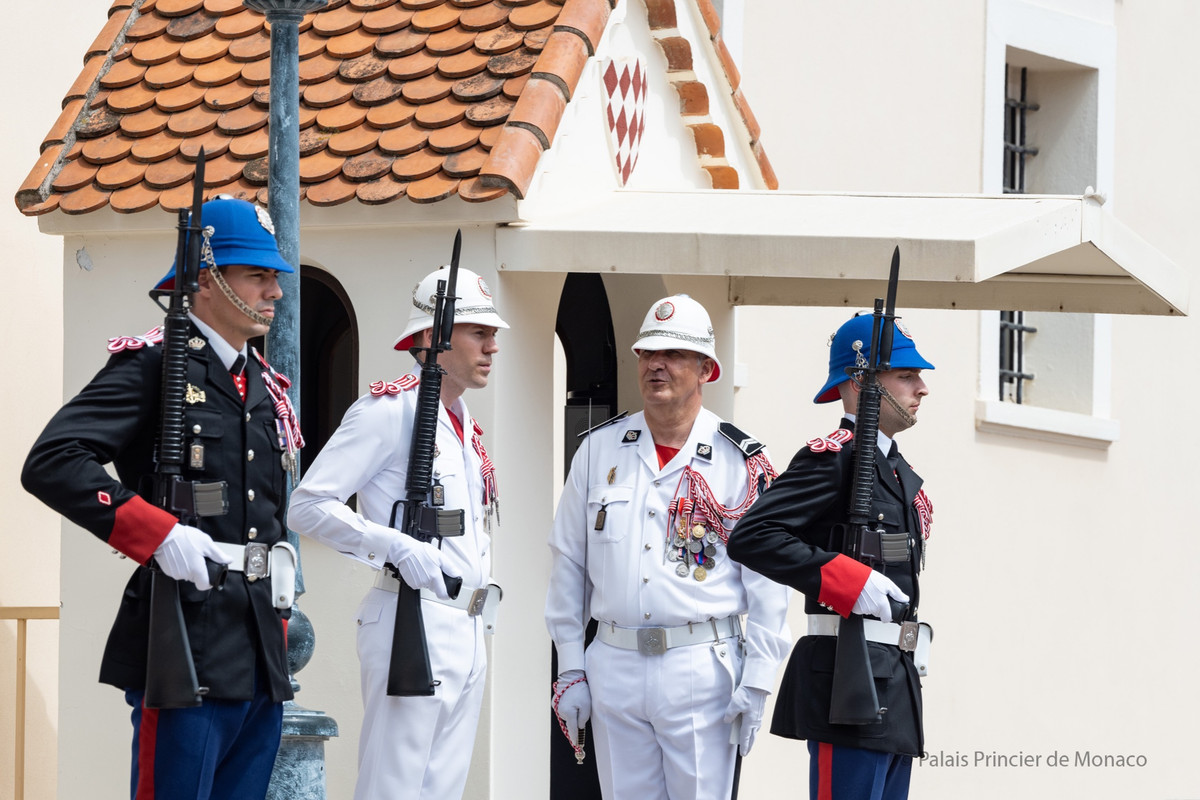 Compagnie des Carabiniers du Prince nổi tiếng vì đội quân nhạc của mình. Những cá nhân được tuyển mộ vào trung đội quân nhạc của đơn vị đều phải có bằng cấp từ các học viện âm nhạc và có kinh nghiệm biểu diễn trong hay ngoài Monaco.