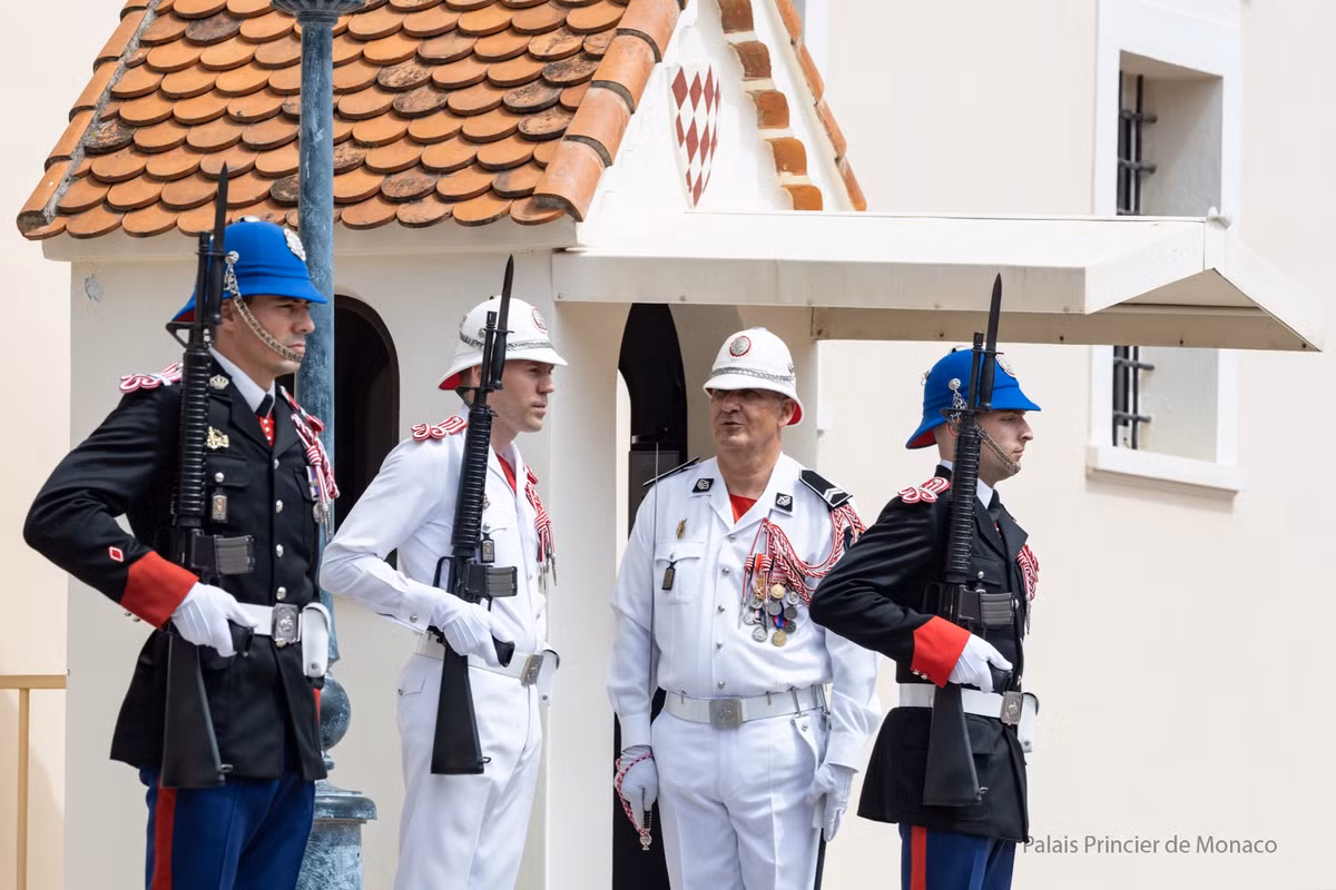 Compagnie des Carabiniers du Prince nổi tiếng vì đội quân nhạc của mình. Những cá nhân được tuyển mộ vào trung đội quân nhạc của đơn vị đều phải có bằng cấp từ các học viện âm nhạc và có kinh nghiệm biểu diễn trong hay ngoài Monaco.