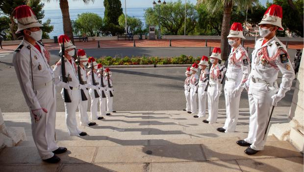 Monaco không có quân đội riêng, mà mọi trách nhiệm bảo đảm an ninh quốc phòng của họ đều do quân đội Pháp đảm nhận. Ngoài cảnh sát, lực lượng vũ trang duy nhất của Monaco là đội cận vệ Hoàng gia Compagnie des Carabiniers du Prince.