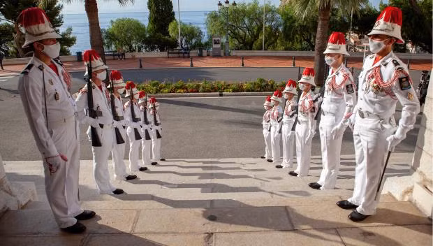 Monaco không có quân đội riêng, mà mọi trách nhiệm bảo đảm an ninh quốc phòng của họ đều do quân đội Pháp đảm nhận. Ngoài cảnh sát, lực lượng vũ trang duy nhất của Monaco là đội cận vệ Hoàng gia Compagnie des Carabiniers du Prince.