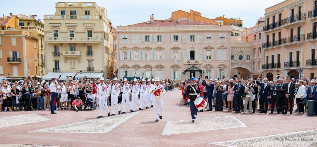 Tất cả thành viên trong đơn vị là người Monaco trừ các sỹ quan, Compagnie des Carabiniers du Prince chỉ tuyển sỹ quan là những người từng có thâm niên phục vụ trong quân đội hoặc lực lượng Vệ binh Cộng hoà Pháp.