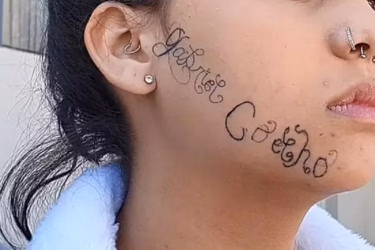 Bat coc roi xam ten len mat ban gai cu de tra thu