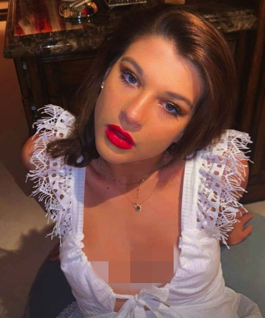 Phoebe theo học tại trường tư thục Lakeside (thành phố Seattle) nổi tiếng, ngôi trường chuyên dành cho con cái tầng lớp thượng lưu ở Mỹ.