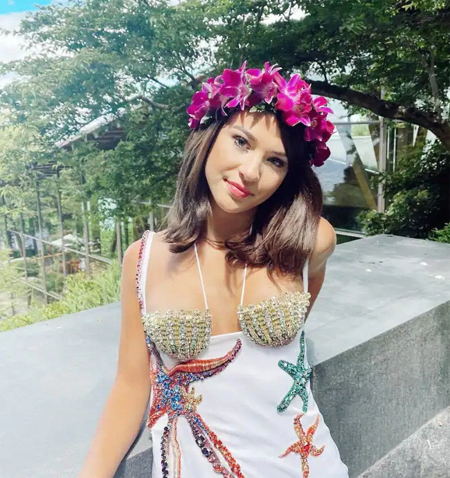 Từ nhỏ, Phoebe theo học bộ môn ballet tại Trung tâm Biểu diễn Nghệ thuật Lincoln nổi tiếng ở New York. Ái nữ hiện chuẩn bị bước vào năm đầu tiên đại học.