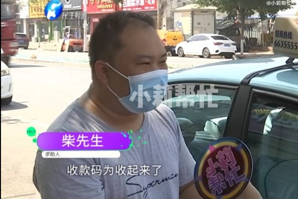 Khach thuong tien lien tiep cho tai xe taxi de vuot den do