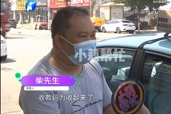 Khach thuong tien lien tiep cho tai xe taxi de vuot den do