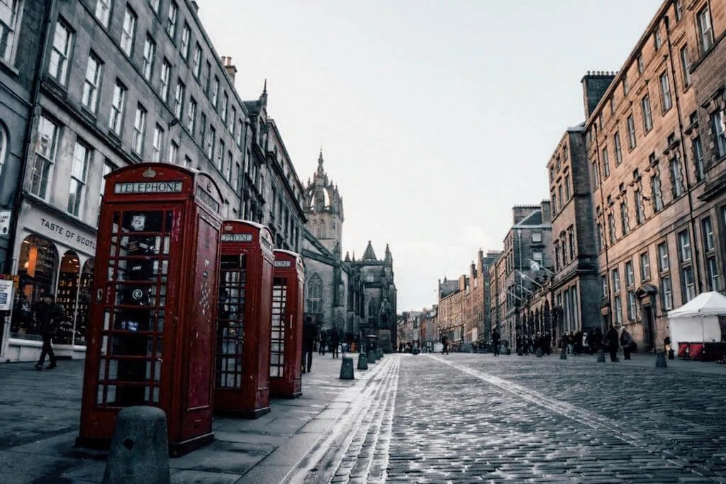 Khi nhìn Edinburgh, bạn có thể dễ dàng hình dung ra những tòa nhà nơi đây mang đậm màu sắc của ngôi trường phù thủy Hogwarts, Hẻm Xéo,…Ảnh: IT.