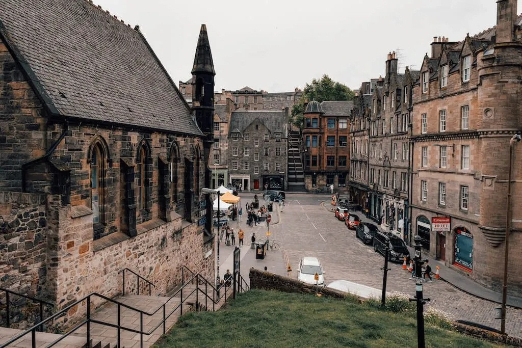 Không gian cổ kính, lãng mạn, nhuốm màu thời gian của Edinburgh đã truyền cảm hứng rất nhiều cho nhà văn trong quá trình sáng tác.