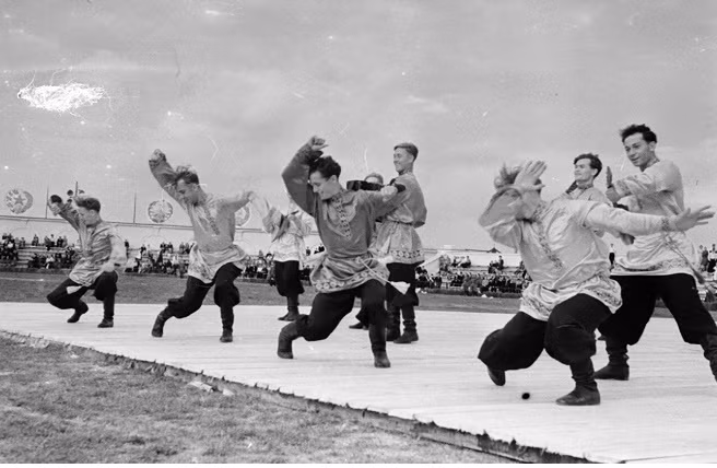 “Dam minh” trong cac dieu mua truyen thong cua Lien Xo-Hinh-3