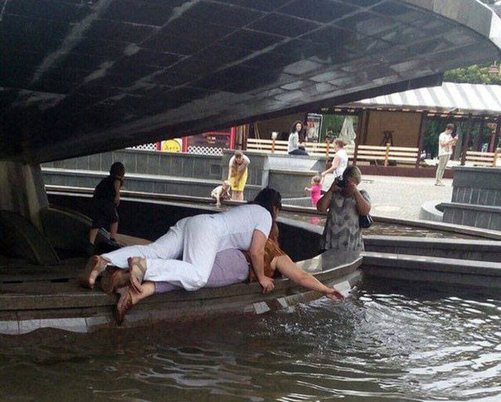 Tạo dáng chụp ảnh cực độc. Ảnh: ER.