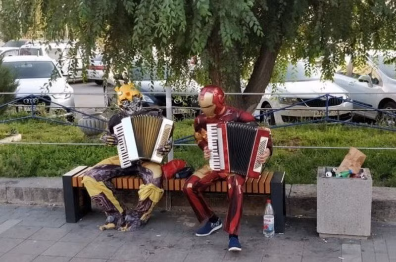 Các "siêu nhân" chơi nhạc giữa đường phố ở Nga.