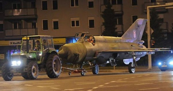 Máy bay cũng tham gia giao thông đường bộ.