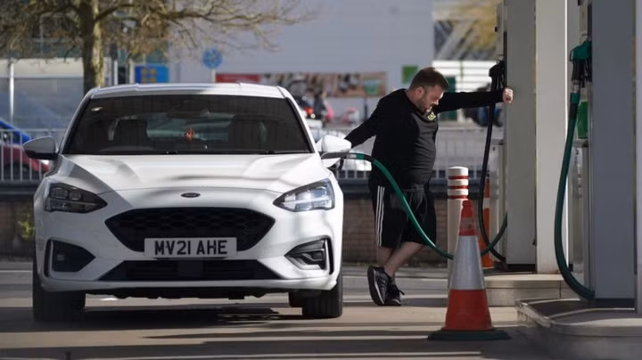 Moi lit xang o Anh dang phai “cong” bao nhieu thue?