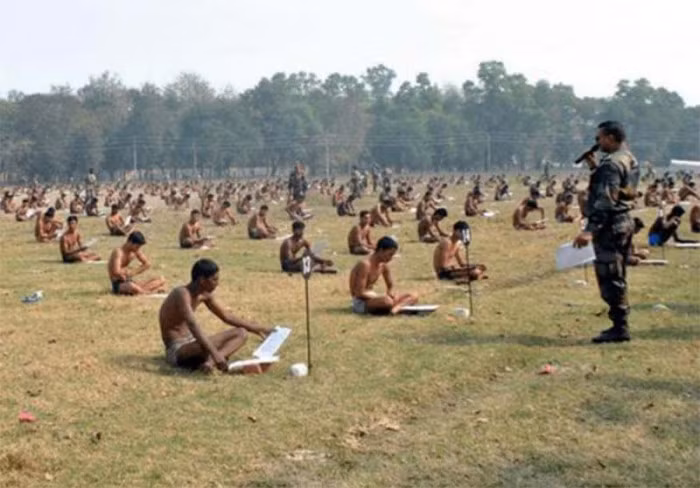 Muon kieu chong gian lan thi cu ba dao khien ban “cuoi te ghe”-Hinh-10