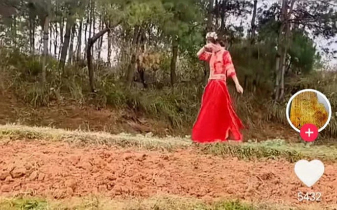 Cô dâu khóc nức nở khi tự đi bộ 5km đến nhà chú rể Co dau khoc nuc no khi tu di bo 5km den nha chu re