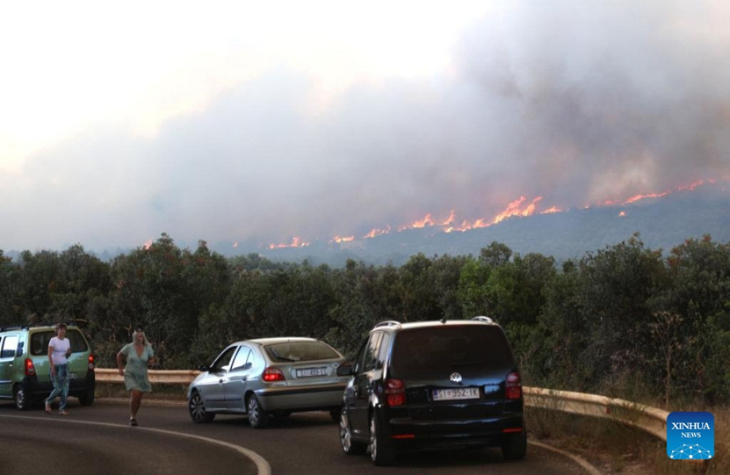 Ngày 13/7, Chính phủ Croatia đã triển khai máy bay chữa cháy cùng lực lượng cứu hỏa và binh lính nhằm kiềm chế 3 đám cháy rừng bùng phát dọc bờ biển Adriatic. Ảnh: Xinhua.