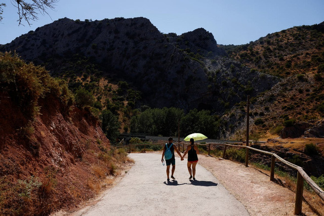 Chính quyền khu vực cho biết, hơn 4.000 ha rừng đã bị lửa thiêu rụi. 49 trẻ em đã phải sơ tán khỏi một trại hè vào ngày 14/7. Ảnh: Reuters.