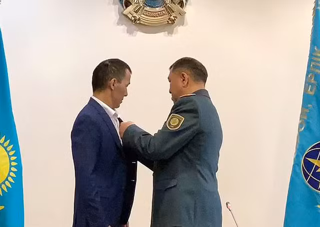 “Nguoi hung” cuu be gai 3 tuoi lo lung o cua so tang 8-Hinh-3