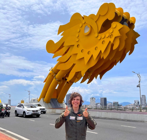 Phi cong tung den Da Nang lap ky luc bay vong quanh the gioi-Hinh-2