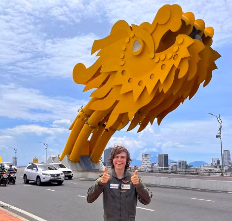 Phi cong tung den Da Nang lap ky luc bay vong quanh the gioi-Hinh-2