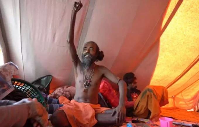 Nguoi dan ong An Do gio tay phai len troi suot 10 nam qua