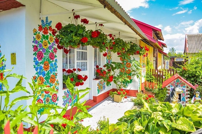 Tất cả mọi nơi thuộc làng Zalipie ngập tràn họa tiết hoa lá rực rỡ với đủ mọi sắc màu tươi sáng. Chính điều đó đã tạo nên nét đẹp đặc biệt rất lớn cho thị trấn Zalipie.