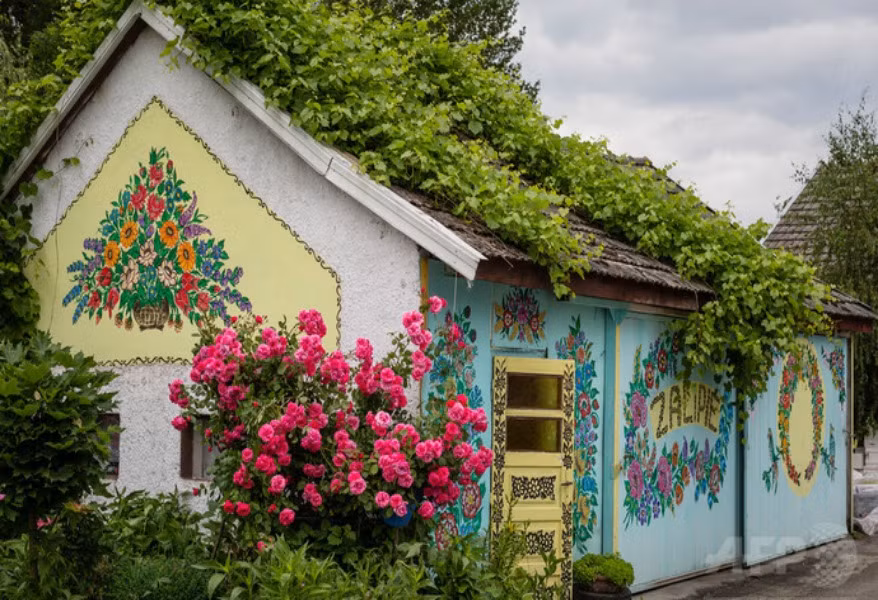 Ben trong ngoi lang co tich ngap sac hoa o Ba Lan