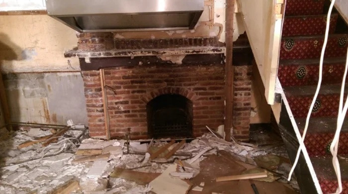 Tu sua quan ruou cu, chu nha phat hien ca kho bau co vat-Hinh-3