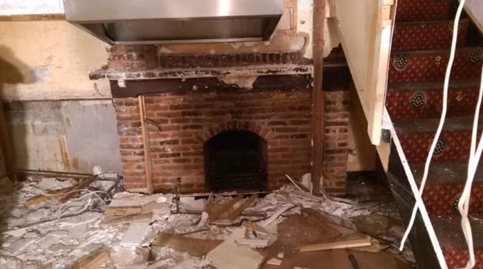 Tu sua quan ruou cu, chu nha phat hien ca kho bau co vat-Hinh-3