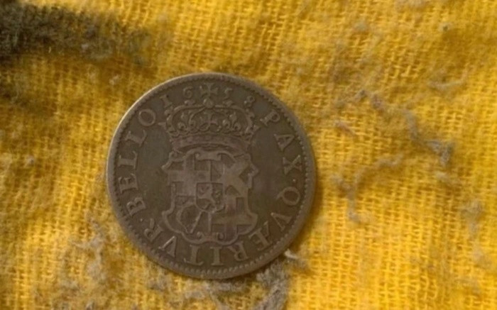 Tu sua quan ruou cu, chu nha phat hien ca kho bau co vat-Hinh-2