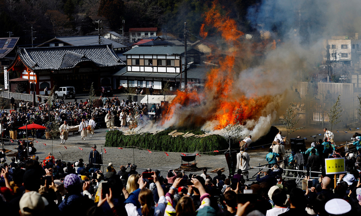 Lễ hội Hiwatari năm nay được tổ chức vào ngày 13/3 với sự tham gia của các tín đồ Shugendo, tôn giáo pha trộn các yếu tố giữa Thần đạo, Phật giáo và Đạo giáo.